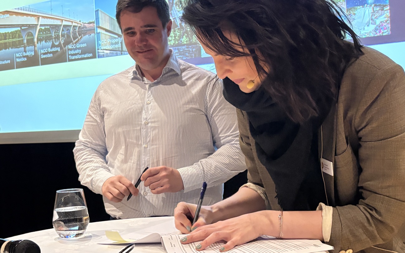 Her underskrives kontrakten med totalentreprenøren for nye Stiklestad